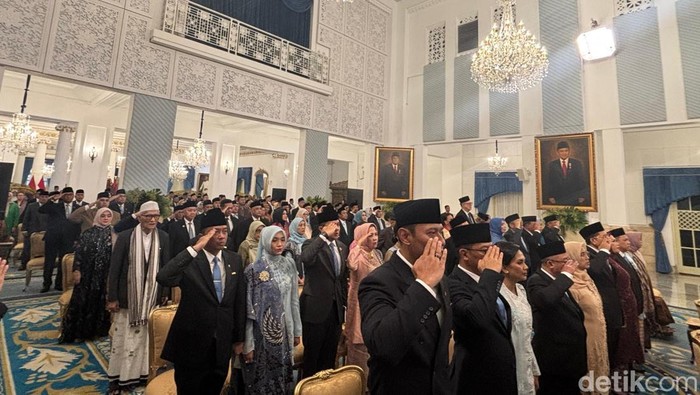 Foto: Prabowo memberikan tanda jasa dan kehormatan dalam rangka peringatan HUT RI. Ada sebanyak 141 tokoh yang menerima anugerah tanda jasa dan kehormatan tersebut. (Firda/detikcom).